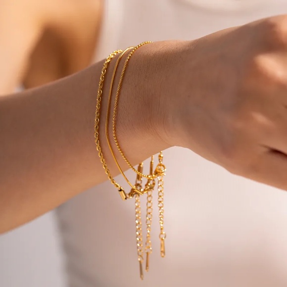 18KT Gold Minimalist Bracelet Set - Picture 4 of 5